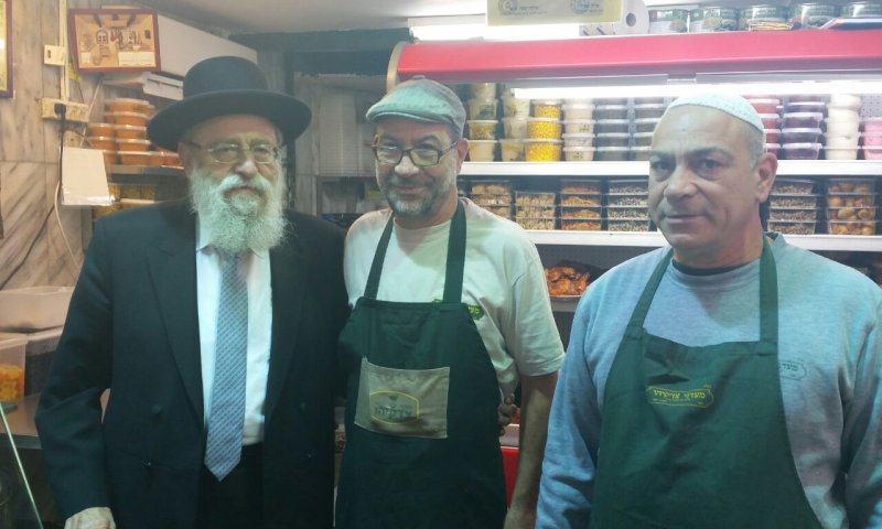 מלך החמוצים סגר בשבת וזכה לברכת הרב שטרן