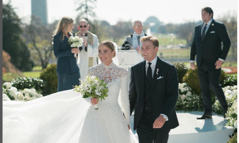 שמלה צנועה וטקס מצומצם: החתונה הנוצצת בבית הלבן