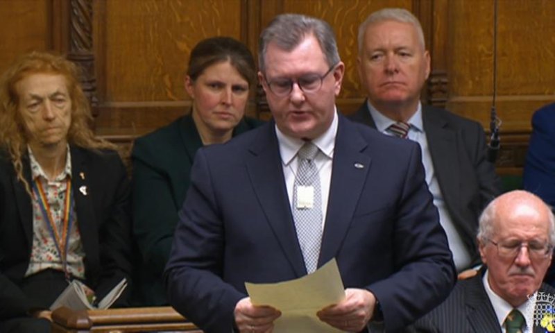 בריטניה: חברי הפרלמנט ענדו את דיסקיות החטופים