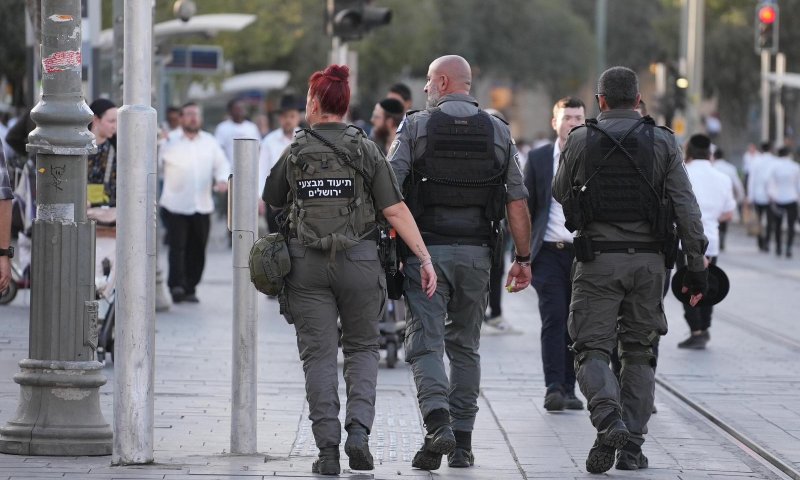 אלימות חמורה: שוטר נפצע מאבן שזרקו לעברו מפגינים חרדים