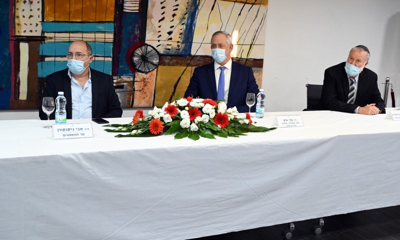 גנץ: "ההתלהמות כלפי השופטים מסוכנת לחברה"