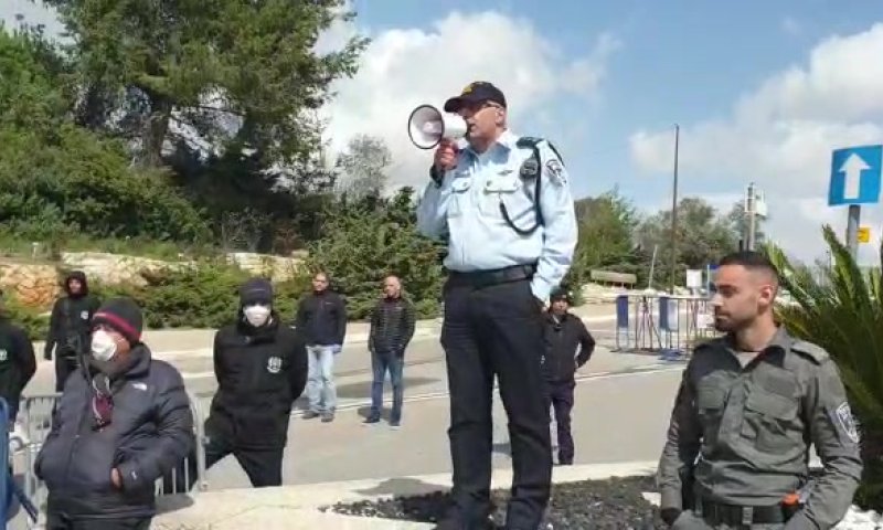 הפגנה נגד יו"ר הכנסת: 3 עצורים, המשטרה חוסמת