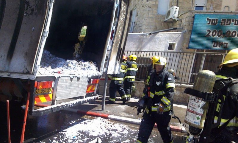 משאית עלתה באש בסמוך לגשר המיתרים; אין נפגעים