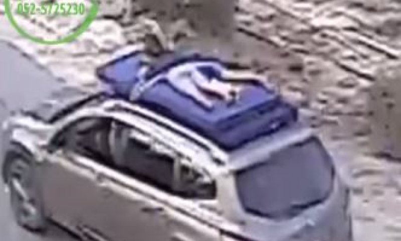 קשר את ילדיו על הגג של הרכב- ונסע. צפו בתיעוד