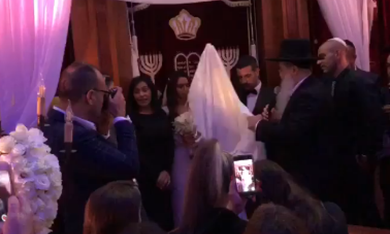 צפו: שרון גל התחתן; ומי הרב שכובד בעריכת החופה?