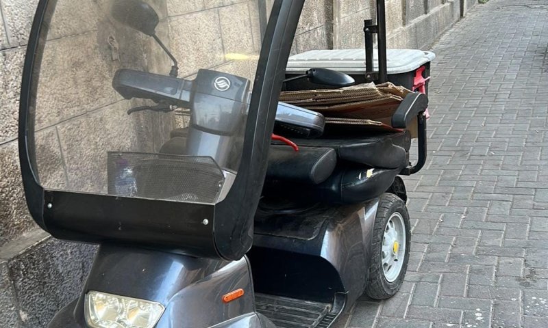 מהיר ועצבני: רדף אחר קרוב משפחתו על גבי קלנועית