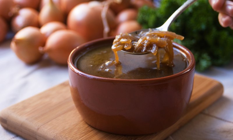 תבשיל חם ליום קר: מתכון למרק בצל וקרוטונים