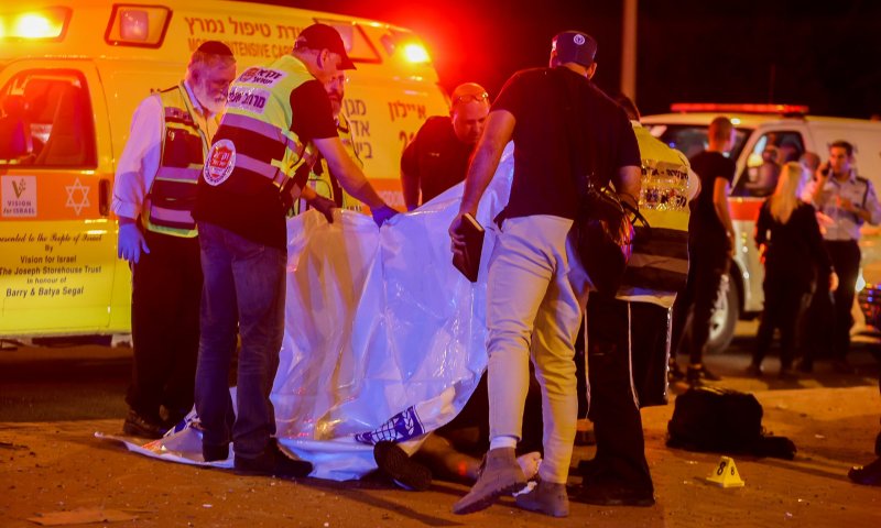 פיגוע דקירה בצומת שילת: 8 פצועים, המחבל נוטרל