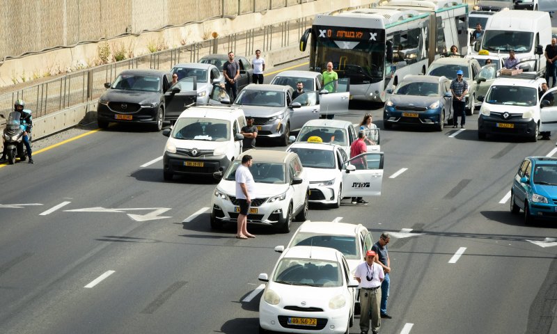 העמידה בצפירה היא חובה דתית