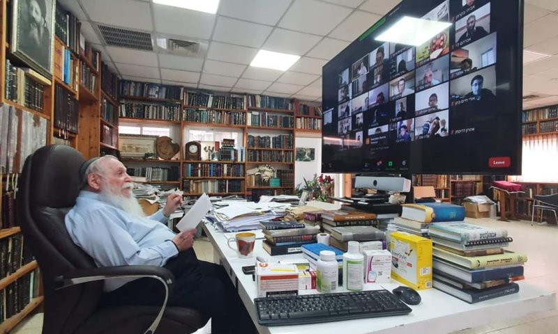 תמונה מופלאה: הרב דרוקמן מול עשרות תלמידים בזום
