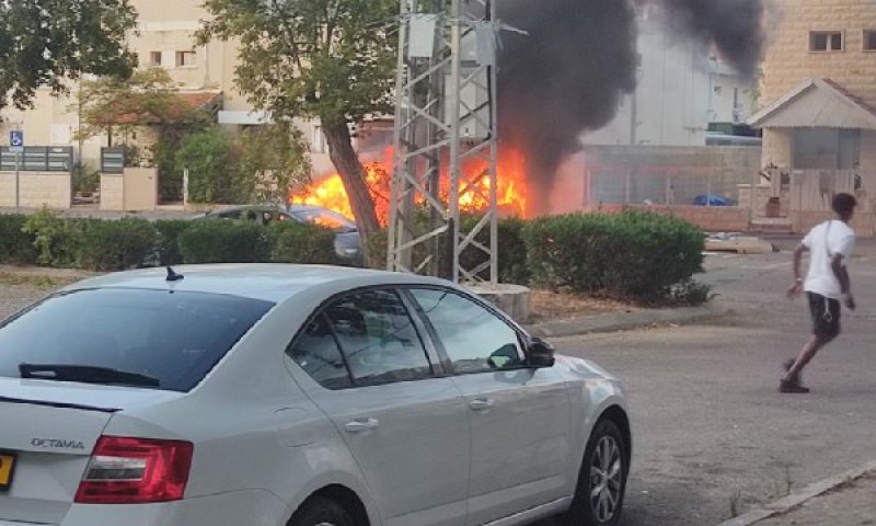 רכב עולה באש מפגיעה ישירה בקרית ים: צפו