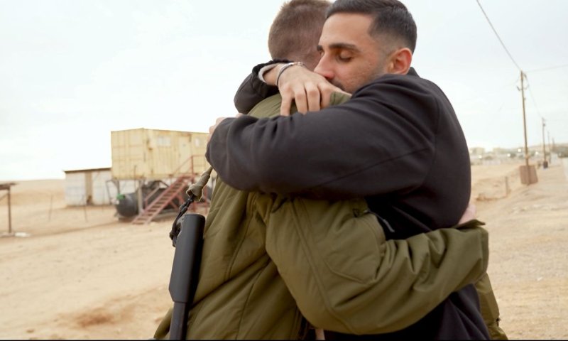 שורד השבי חילק סופגניות ללוחמים: "עזרתם לי להחזיק מעמד"