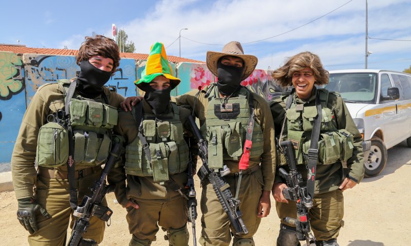 שידור חי: קריאת מגילה עם לוחמי הצנחנים