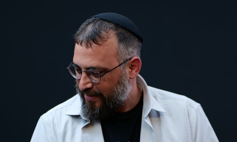 ברחמים רבים: הזמר שהקים את פרויקט שח"ק מוציא סינגל חדש