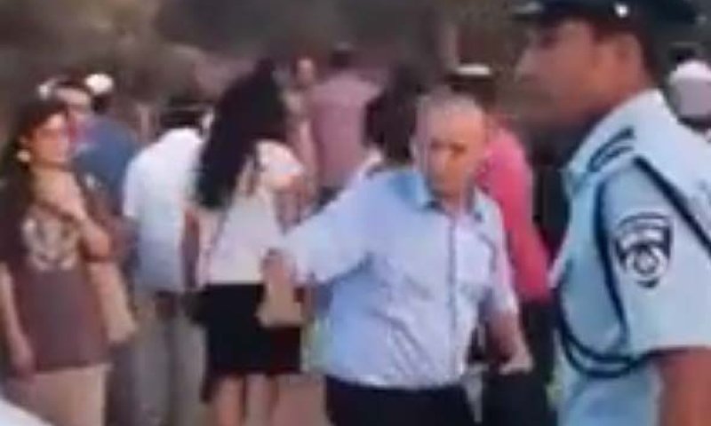 צפו: בנט מכוון תנועה בהלוויית הנערים