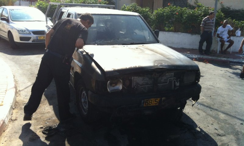 הוצת רכבו של פעיל הבית היהודי בחדרה