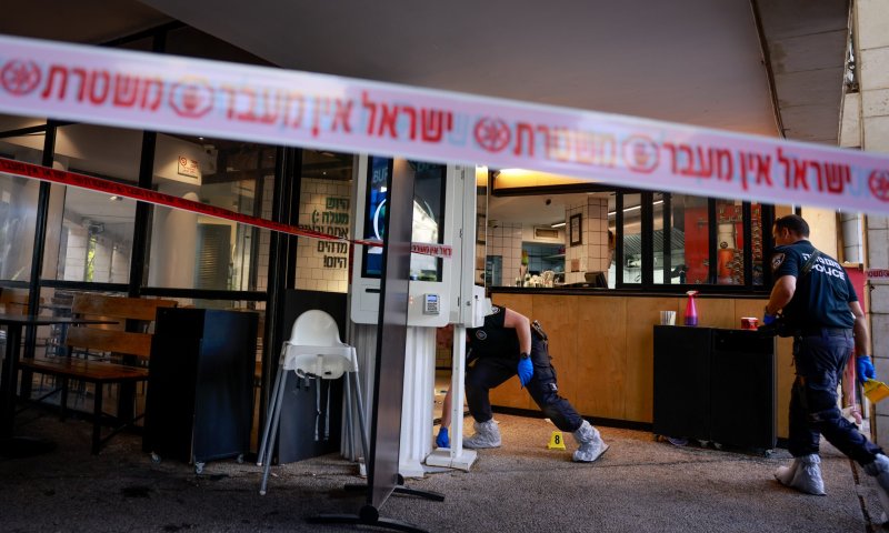 תיעוד הפיגוע: המחבל יורה במסעדה; בנס אין הרוגים