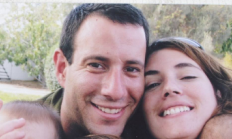 שנה וחצי אחרי מותו:אלמנת הקצין הסרוג התארסה