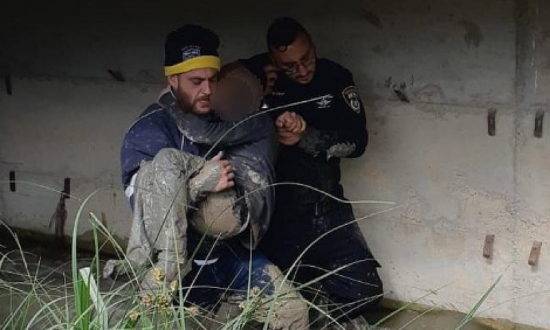 לפני החג:בן 9 הלוקה בשכלו אותר שקוע עמוק בבוץ