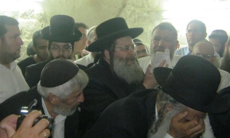 אלפי מתפללים בליל 'יסוד שביסוד' בקבר יוסף