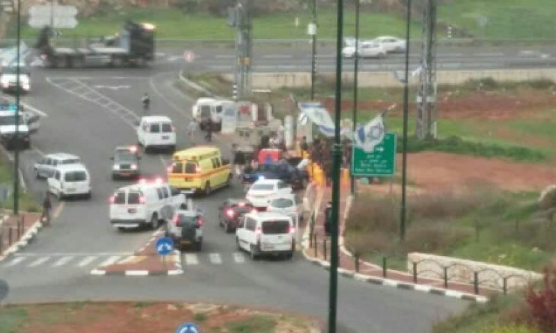 ארבעה פצועים בפיגוע משולב בכניסה לקריית ארבע