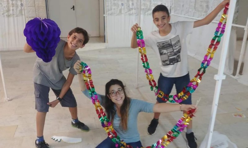 "אחרי כל הזומים משעמם לנו, אז למה שלא נעזור?"