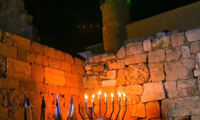 חדש ימינו: נרות חנוכה בבית הכנסת העתיק בסמוע