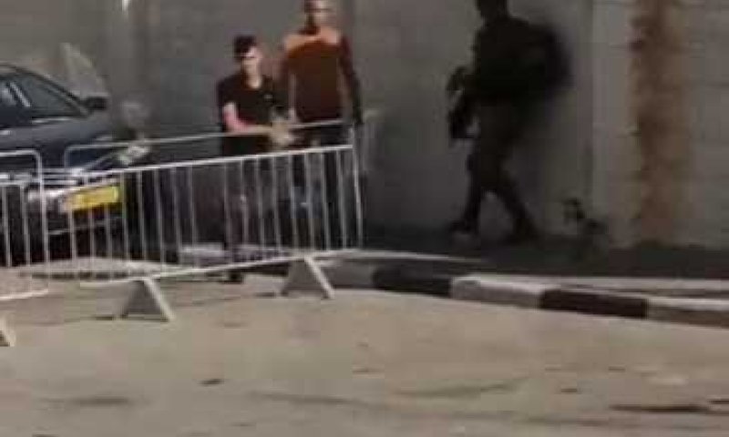 בזיון מבצעי: עציר אזוק בורח מלוחם בחברון