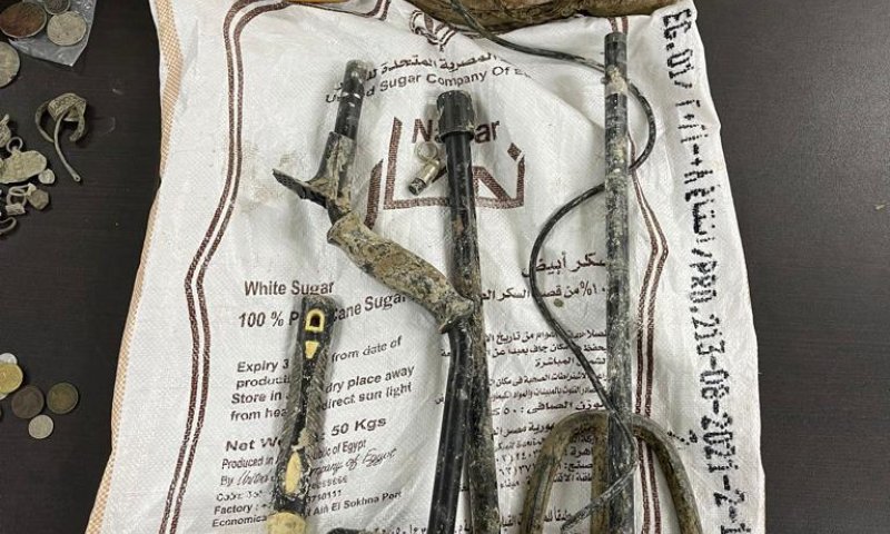 אלפי ממצאים ארכיאולוגיים: שודד עתיקות פלסטיני נעצר