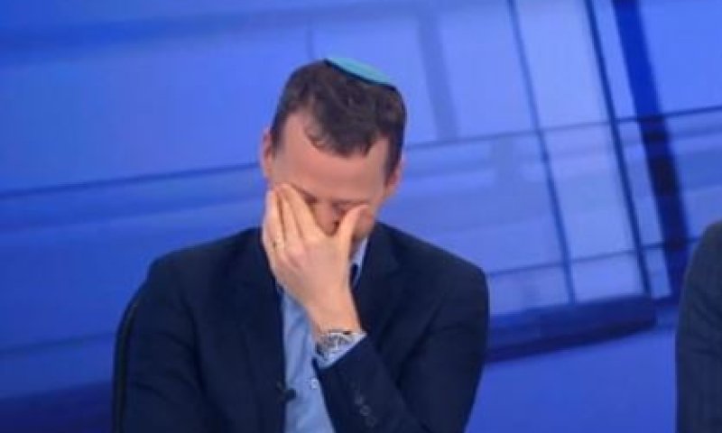 צפו: עמית סגל לא מצליח לעצור את הצחוק בשידור