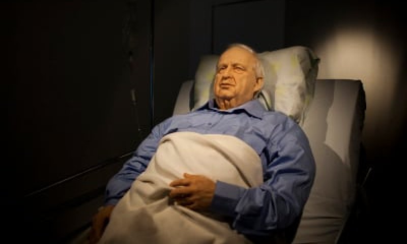 תערוכה חדשה מציעה: בואו לראות את אריאל שרון בתרדמת