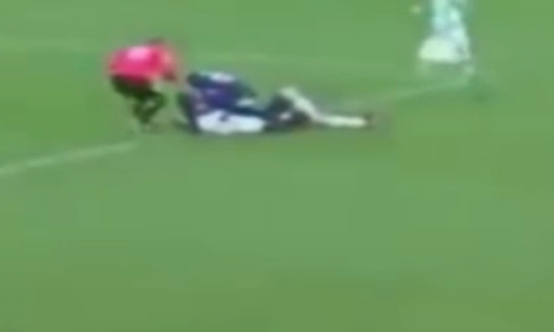 צפו: השחקן הציל את חיי היריב באמצע משחק