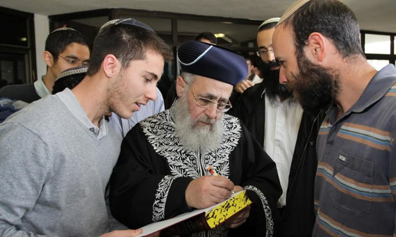 "אביך רוצה שתלמד בישיבה תיכונית? אל תשמע בקולו"