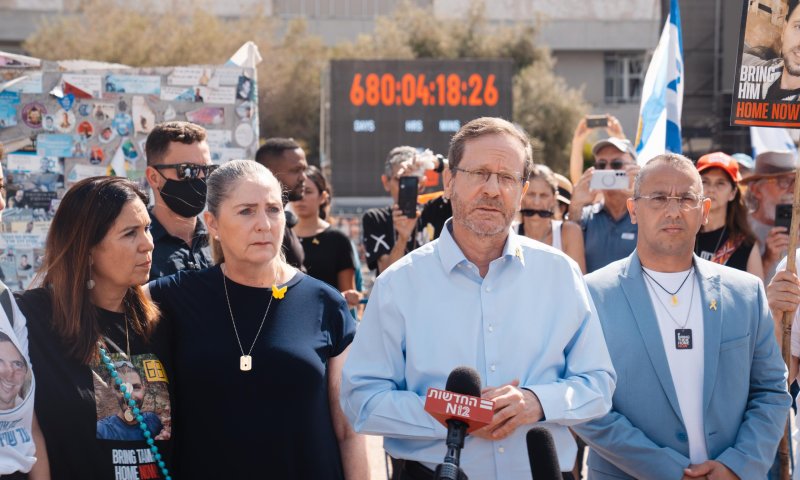 הרצוג בכיכר החטופים: "קורא לעולם להפסיק עם הצביעות"