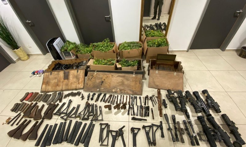 דירה בדרום ת"א: 42 ק"ג קנאביס ומאות חלקי נשק