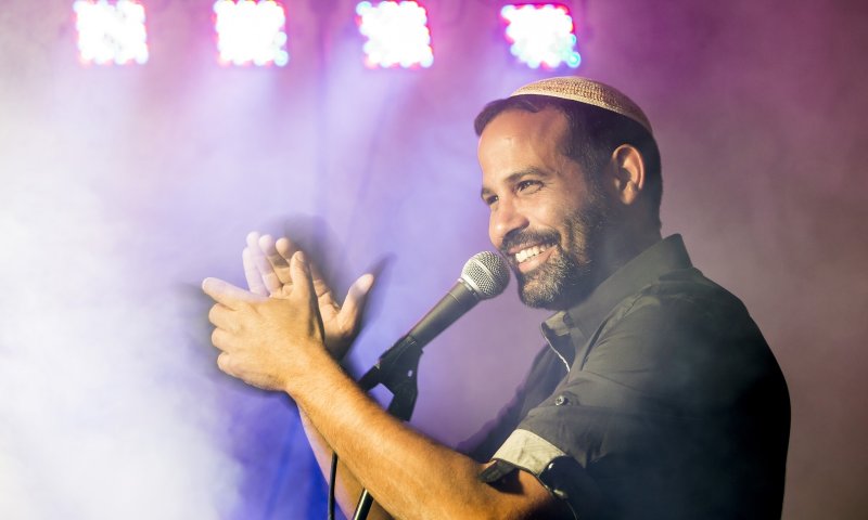 ישמח חתני: אודי דוידי בלהיט קיץ מקפיץ