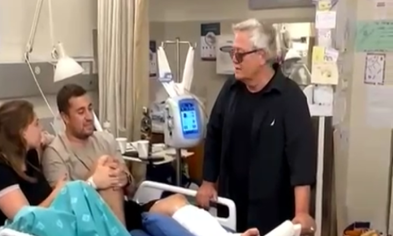 מלך העולם: שלמה ארצי מבקר את הפצועים