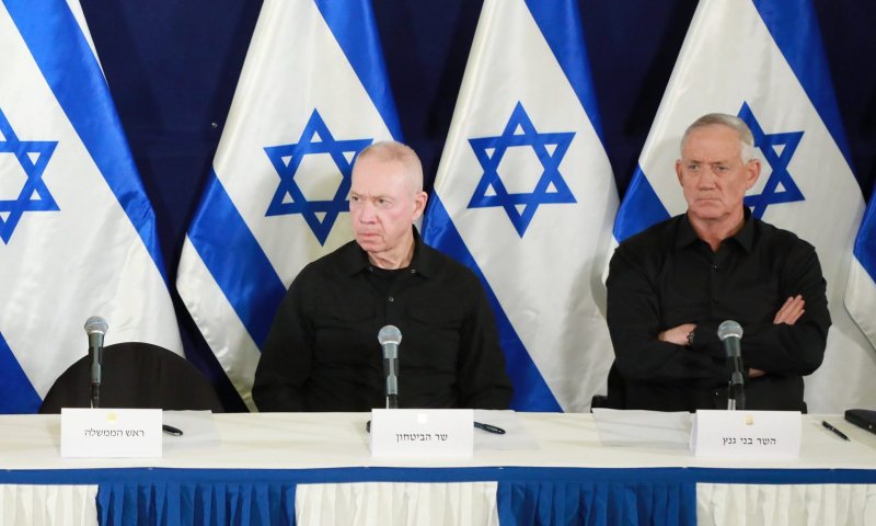 גנץ קורא לגלנט לחזור בו מההתפטרות: אל תתן אצבע לחוק ההשתמטות