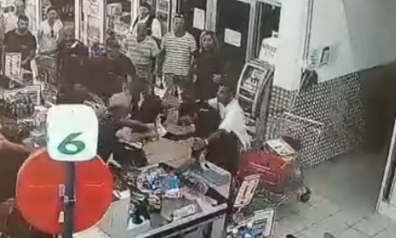 מזעזע: שני צעירים פוצצו במכות קופאי בסופר. צפו