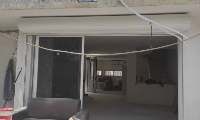 מתקין מזגנים נפל מגובה עם מנוע המזגן &ndash; מצבו בינוני