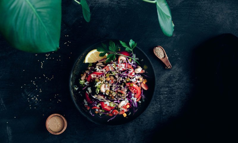 מרענן: סלט צבעוני ברוטב בוטנים