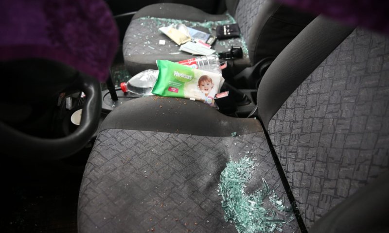 תיעוד: צעיר הותקף באבנים ברכבו ונפצע, נזק נגרם לרכב