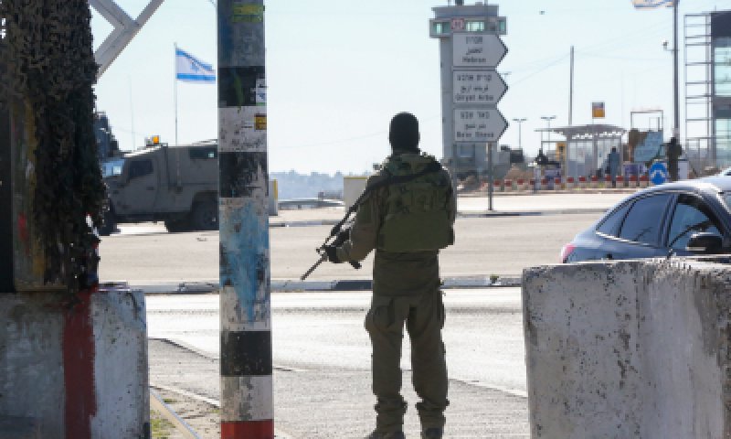 התלונן על פציעה ושוחרר בגלל "בעיות התנהגות"