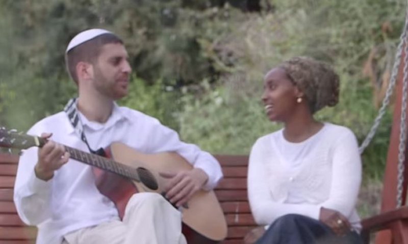 קיבוץ גלויות פרטי: יוסי התחתן עם רות ונולד שיר