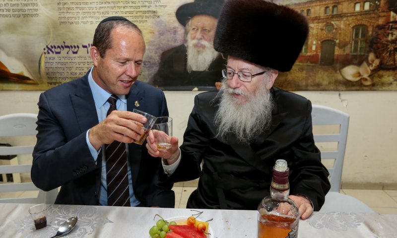 על כל כיתה למגזר הציוני, נבנו 2 כיתות למגזר החרדי