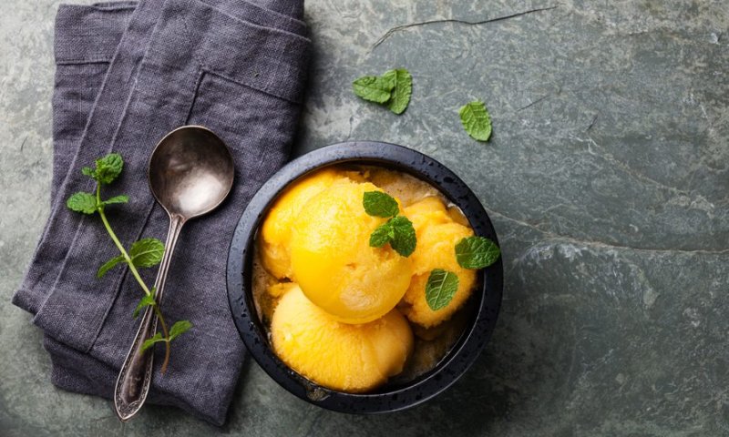 מה לעשות עם פירות רכים? מתכון לסורבה בייתי בקלות