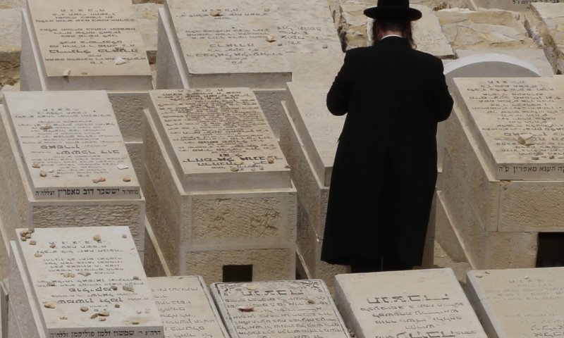 "פעם היה יקר לחיות במדינה, היום גם יקר למות בה"