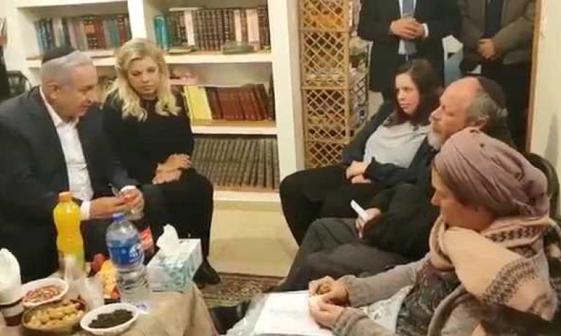 צפו: נתניהו מנחם את משפחת אנסבכר