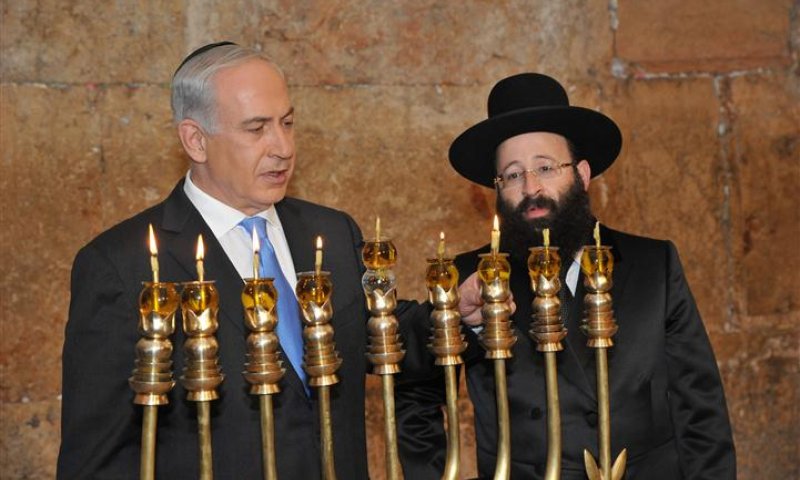 רוה"מ הדליק נר שמיני בכותל: נמשיך להיות כאן לנצח נצחים