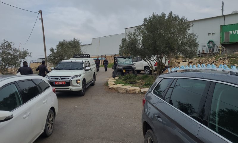 עשרות שוטרים פשטו על בית כנסת וישיבה ביצהר